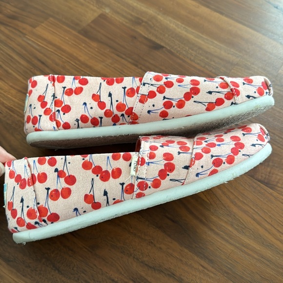 Toms Alpargata Youth Shoe (Fits Womens 8) - Picture 2 of 6